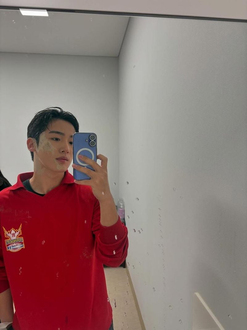 “행복했다”…김요한, 거울 속 적막→여운 가득한 미소 / 위아이 김요한 인스타그램