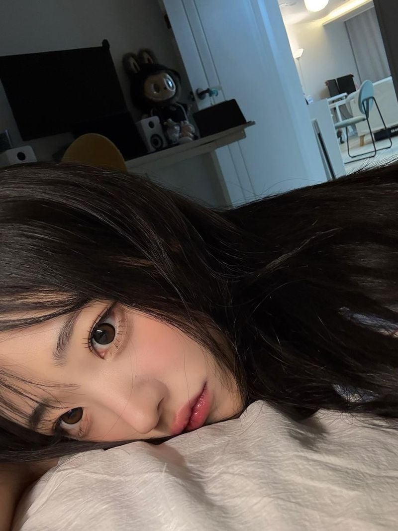 “언제와앙 너침대 내꺼”…히나, 나른한 오후→청순 눈빛 반전 / 걸그룹 QWER 히나 인스타그램