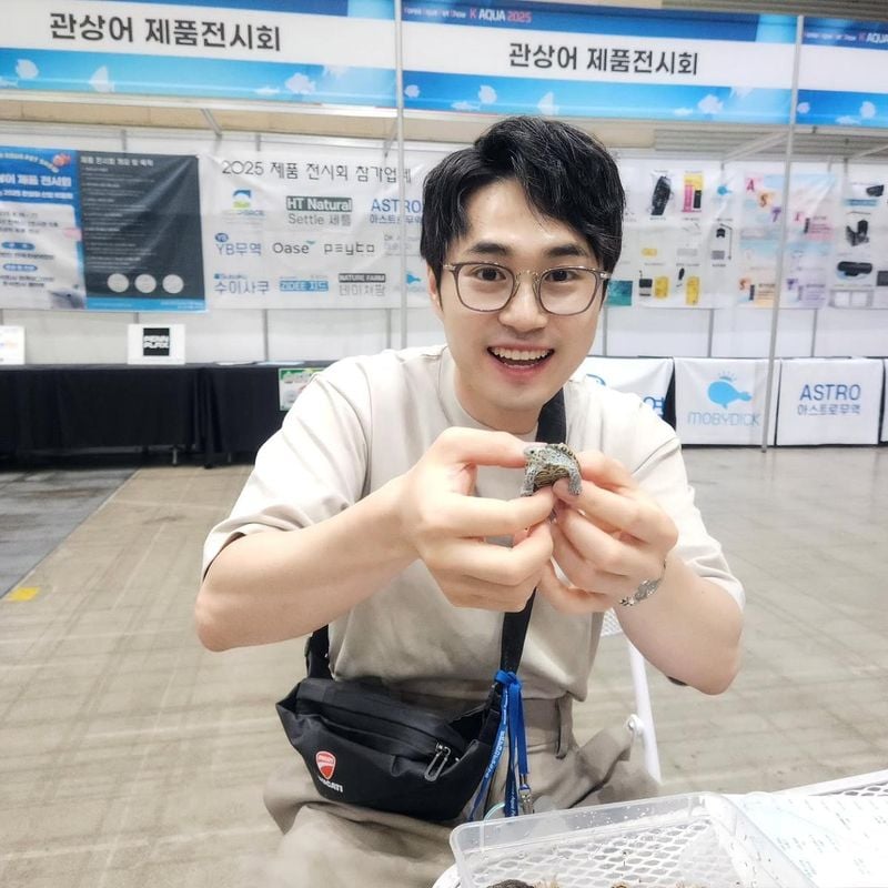 “뿌듯함이 전해져”…김민수, 여름 전시회→반짝인 미소와 설렘 / 나는 솔로 25기 영수 김민수 인스타그램