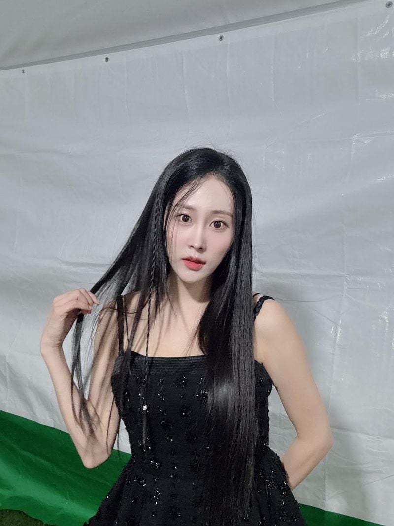 “고요한 눈빛으로 머무른 순간”…김의영, 여름밤 무대→흑단 드레스의 청량 감각 / 가수 김의영 인스타그램