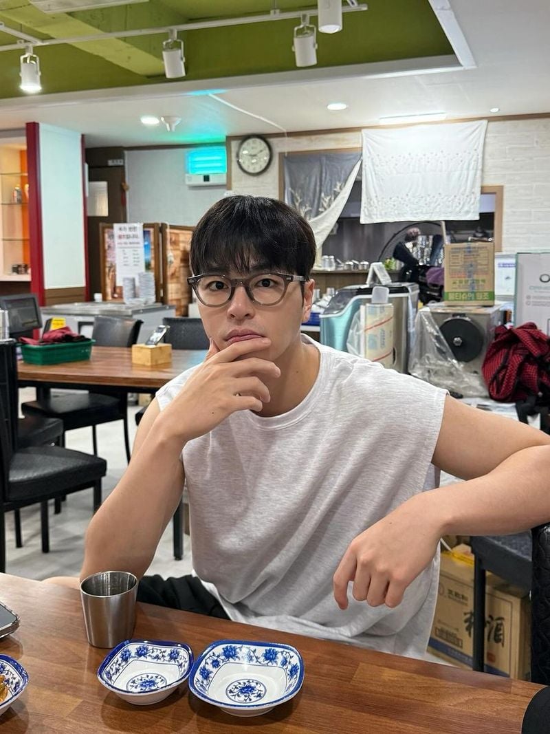 “마라우육면 느낌있다”…구준회, 한여름 식당→여유 속 반전 무드 / 그룹 아이콘 구준회 인스타그램