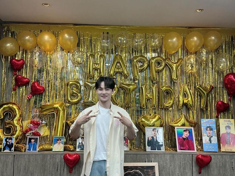 “생일 축하 감사해요”…박서진, 황금빛 미소→감동 가득한 기념샷 / 가수 박서진 인스타그램