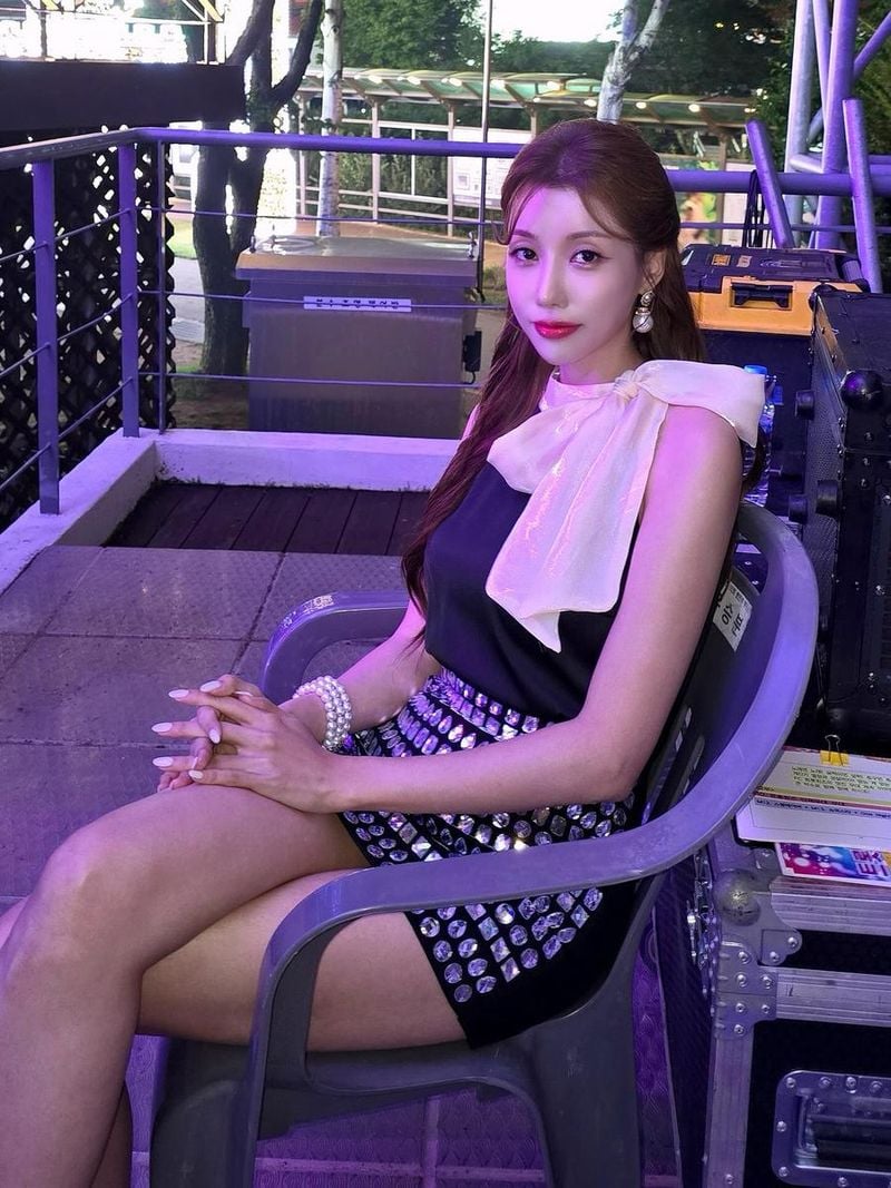 “뜨거운 여름의 찬란한 기억”…두리, 은은한 미소→무대 뒤 설렘 / 가수 두리 인스타그램