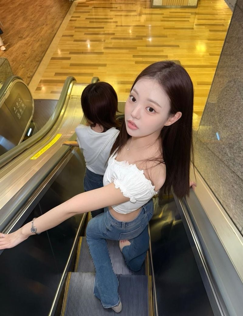 “여름 휴가의 설렘”…유시은, 청량한 시선→에스컬레이터 위 순간 / 미스코리아 유시은 인스타그램