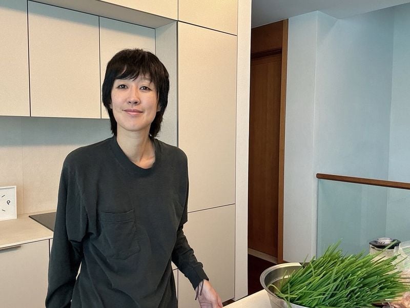 “오직 한사람 위한 진심”…홍진경, 부드러운 미소→정성의 순간 / 모델, 가수 홍진경 인스타그램