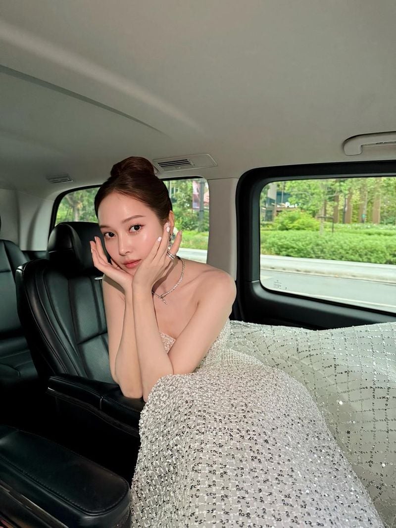 “Just sparkles, giggles, and a little award moment”…제시카, 반짝임 속 고요한 여름→우아함 폭발 / 걸그룹 소녀시대 제시카 인스타그램