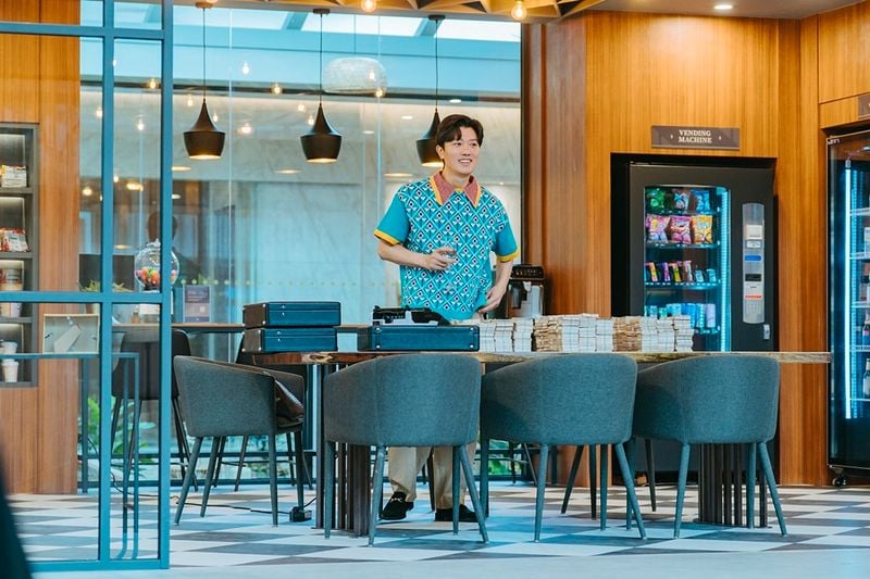“박희순, ‘컨피던스맨 KR’서 프렌치 시크 신사로 파격 변신→유쾌한 긴장감 예고”