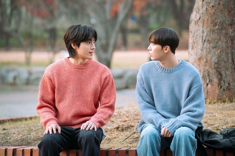 “달라진 시선 속 어깨동무”…윤산하·유정후, ‘내 여자친구는 상남자’에서 미묘한 변화→관계의 긴장감 높인다 / 내 여자친구는 상남자