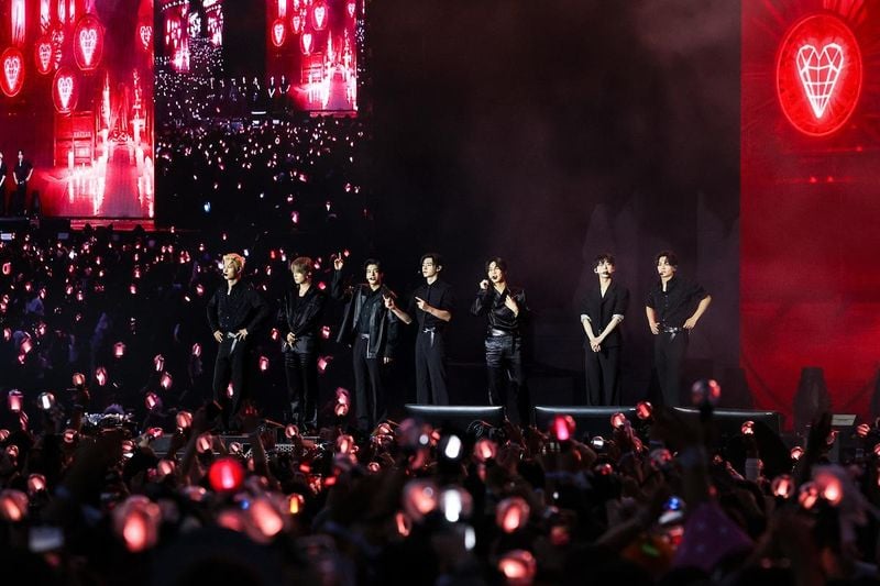 “엔하이픈, LA 스타디움 매진 신화”…‘WALK THE LINE’로 북미 열광→유럽까지 확장