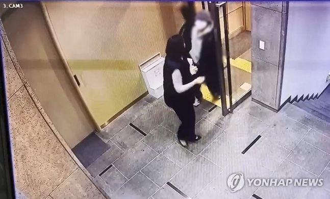 배현진 의원 피습 현장 상황 CCTV / 연합뉴스