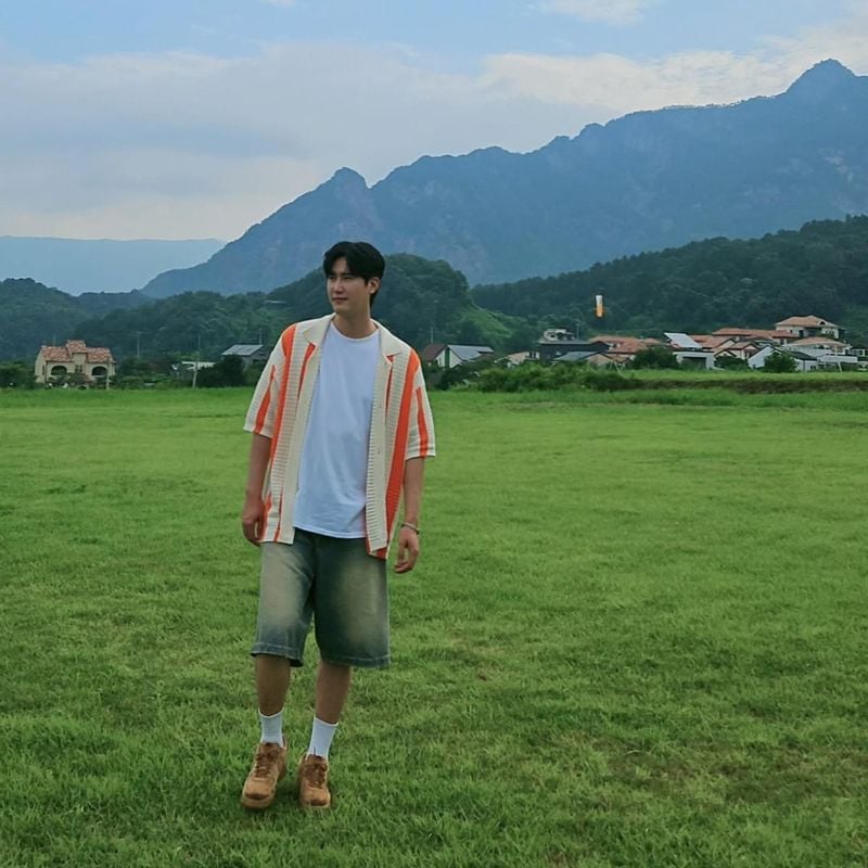 “문경~”…신성, 청량한 여름 들판→평온 가득 산책 / 가수 신성 인스타그램