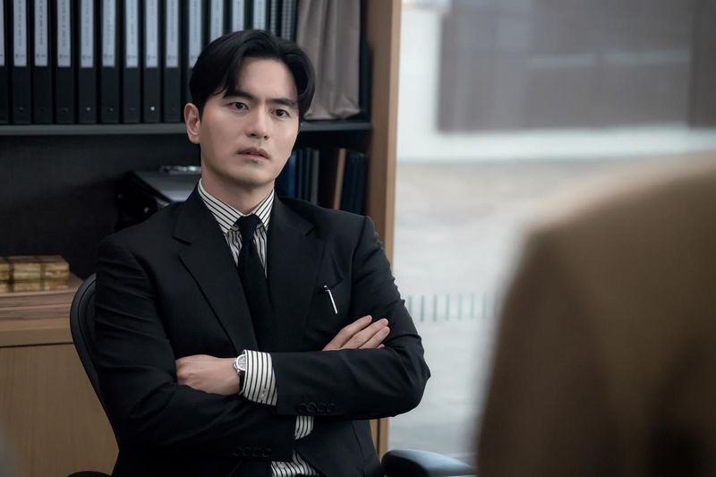 “완성형 전략가의 진면목”…이진욱, ‘에스콰이어’서 법정과 조직 모두 사로잡다 / ㈜비에이엔터테인먼트, SLL, 스튜디오S