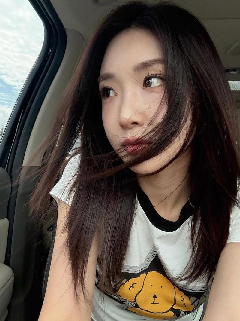 “휙 스친 시선”…이유나, 여름 끝자락에서→청량 분위기 물씬 / 걸그룹 브브걸 이유나 인스타그램