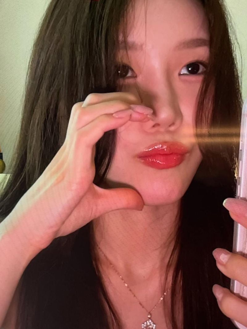 “도도한 표정 뒤 숨겨진 여름”…우주소녀 다원, 투명 입술→사랑스러운 셀카 / 걸그룹 우주소녀 다원 인스타그램