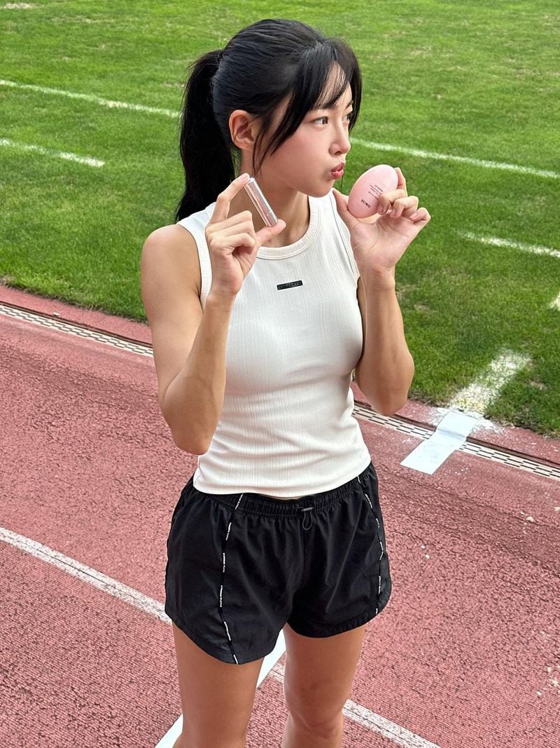 “입술도 보호받을 권리가 있다”…김민지, 여름 운동장 위에서→챌린지 셀카 근황 / 육상선수 김민지 인스타그램