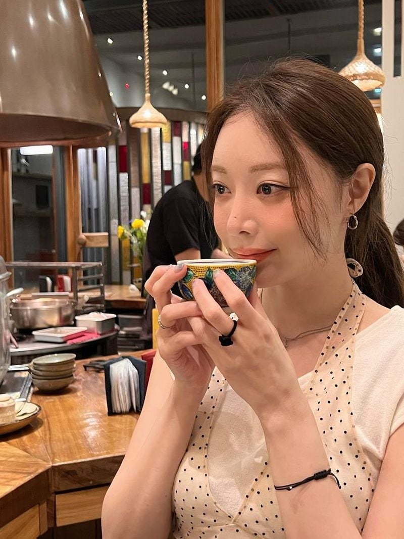 “잔잔히 번진 미소”…브브걸 은지, 여름 오후→감각적 휴식의 순간 / 걸그룹 브브걸 은지 인스타그램