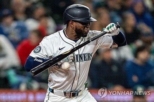 "위협구에 분노 폭발"…로블레스, 배트 투척 퇴장 논란 / 연합뉴스