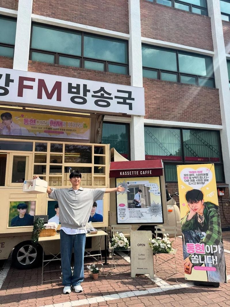 “날이 너무 덥죠”…김동현, 환한 미소로→여름 햇살 아래 팬사랑 인증 / 그룹 AB6IX 김동현 인스타그램