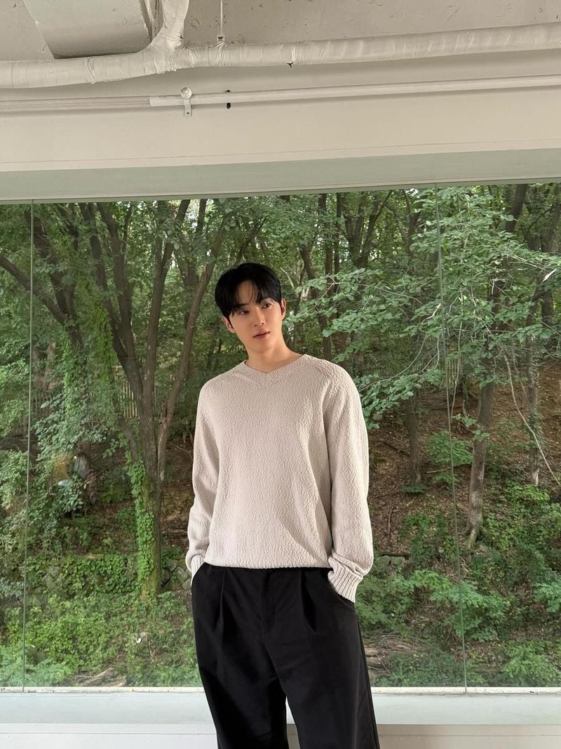 “창밖의 초록처럼 머문 시선”…국동호, 깊은 고요→여름 끝자락 감성 / 솔로지옥4 출연자 회계사 국동호 인스타그램