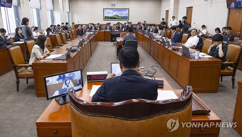 전기차 전환 가속 정책…정부, 신차 30% 달성 시까지 지원→시장 재편 분석