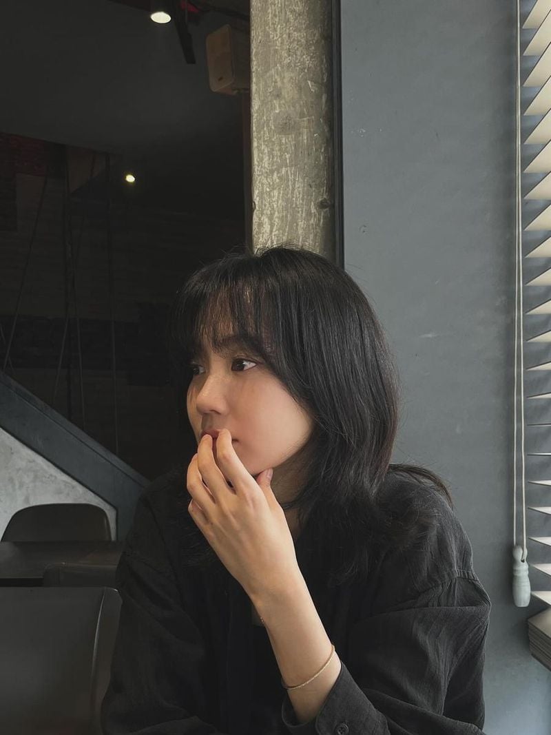 “깊은 눈빛에 스며든 오후”…신현빈, 여름 끝자락→묵직한 아우라 / 배우 신현빈 인스타그램
