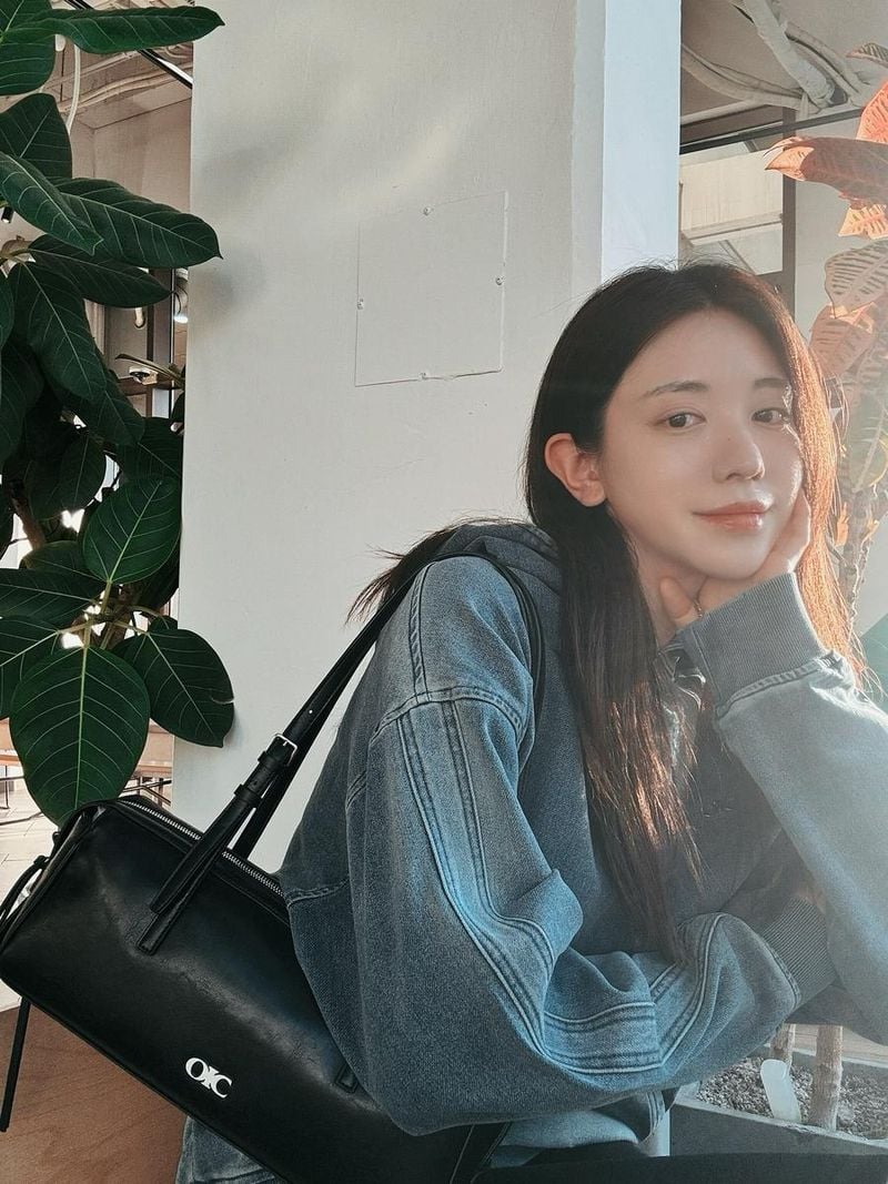 “빈티지 데님에 담긴 오후”…유혜주, 가을빛 무드→시선 머문 미소 / 인플루언서 유혜주 인스타그램