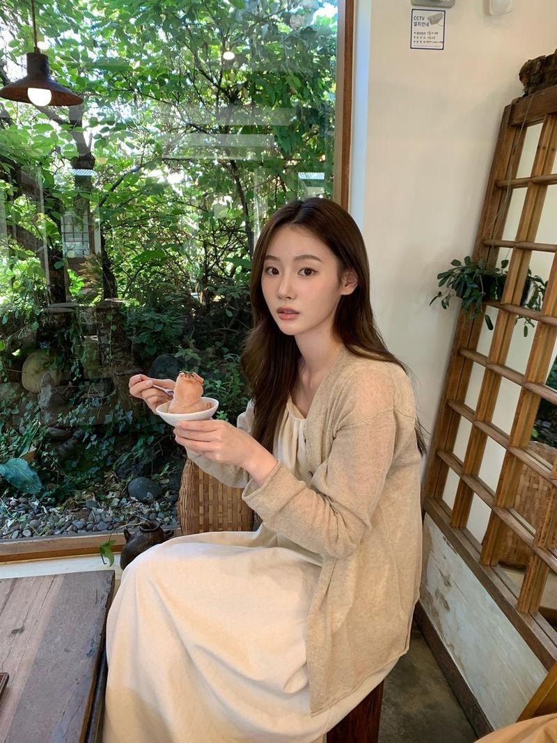 “고즈넉함 가득 전해졌죠”…이유정, 제주의 여름→감성 충만 카페 순간 / 환승연애3 출연자 모델 이유정 인스타그램