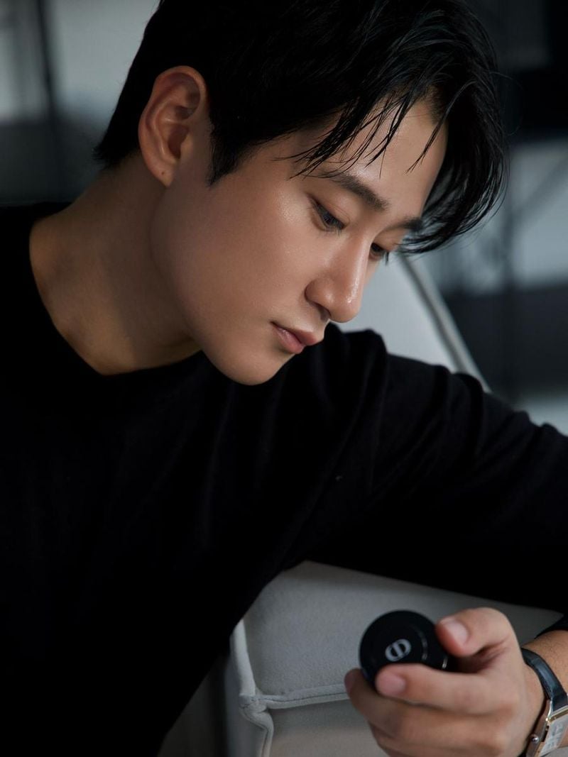 “겨울과 여름 사이, 남자의 온도”…서동진, 감각적 일상→무심한 눈빛 압도 / 환승연애3 출연자 식품 제조 회사 CEO 서동진 인스타그램