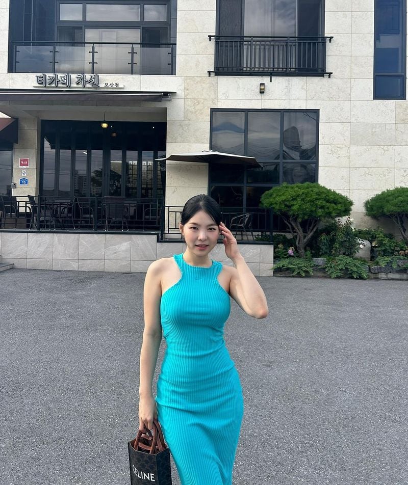“청량한 여름빛 그대로”…유수현, 민트 원피스→도회적 분위기 압도 / 가수 유수현 인스타그램