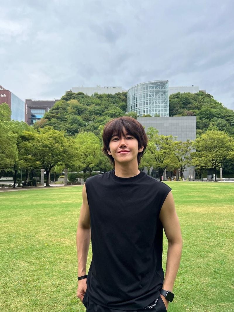 “청명한 초록빛, 마음까지 환해진다”…황광희, 한여름 잔디밭→긍정 에너지 가득 / 방송연예인, MC 황광희 인스타그램