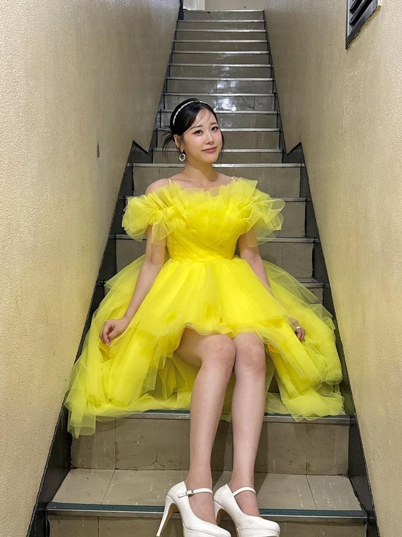 “샛노란 순간 위로”…윤서령, 계단 위 무드→청명한 여름빛 자태 / 가수 윤서령 인스타그램