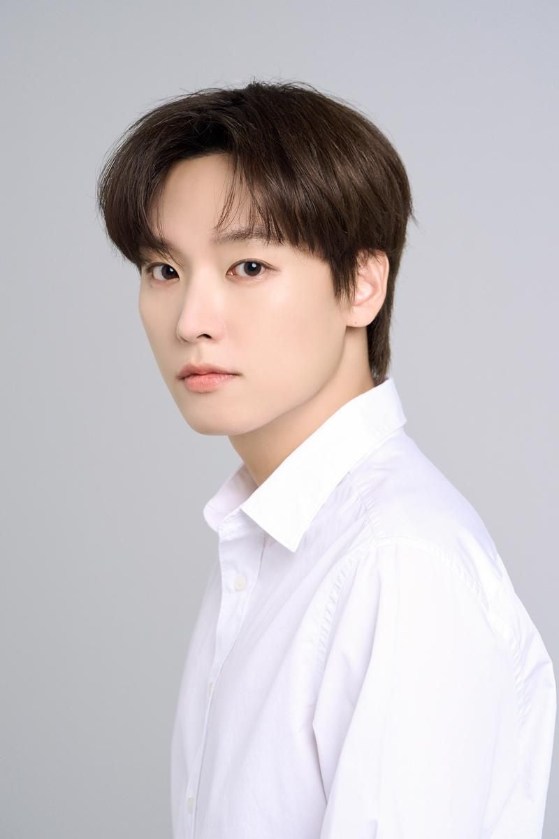 “SF9 인성·재윤, 시크와 부드러움 공존”…새 프로필 공개→글로벌 무대 예고 / FNC엔터테인먼트