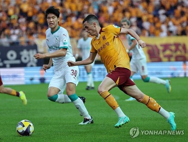 “이적료 14억원 합의”…아사니, 광주FC 떠나 이란 에스테그랄 이적 / 연합뉴스