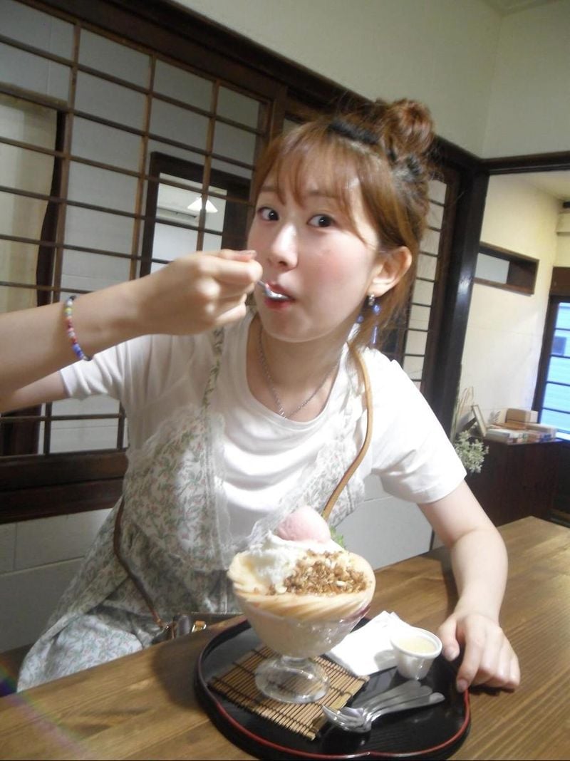 “느긋한 오후의 한입”…전유진, 자연스러운 미소→여름 감성 폭발 / 가수 전유진 인스타그램