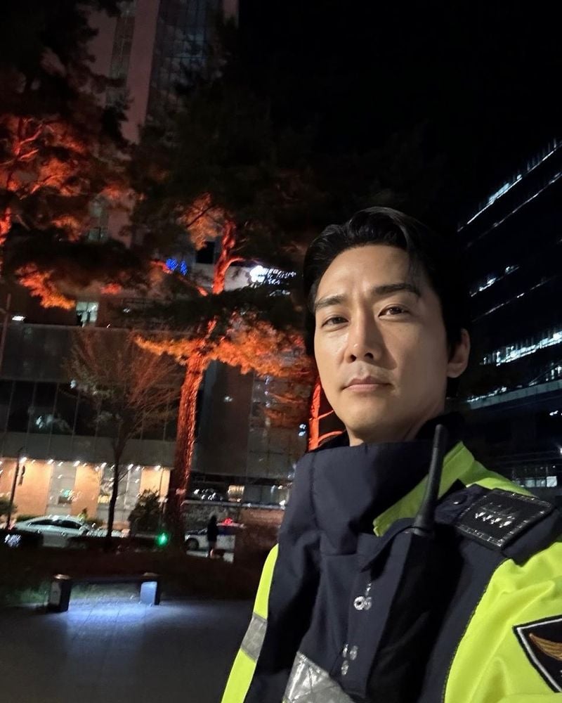 “오늘밤 10시 만나요”…송승헌, 뜨거운 여름밤→경찰 변신 압도 / 배우 송승헌 인스타그램