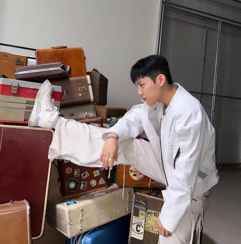“무심한 얼굴에 담긴 오후”…박우진, 감각적 포즈로 시선 압도 / 그룹 AB6IX 박우진 인스타그램