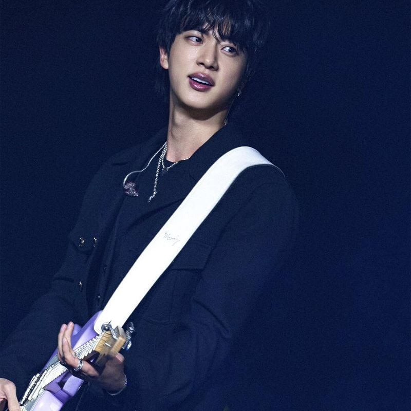 “런던 2일차, 기타와 눈빛”…진, 여름 밤의 무대→청량 감성 폭발 / 방탄소년단 진 인스타그램