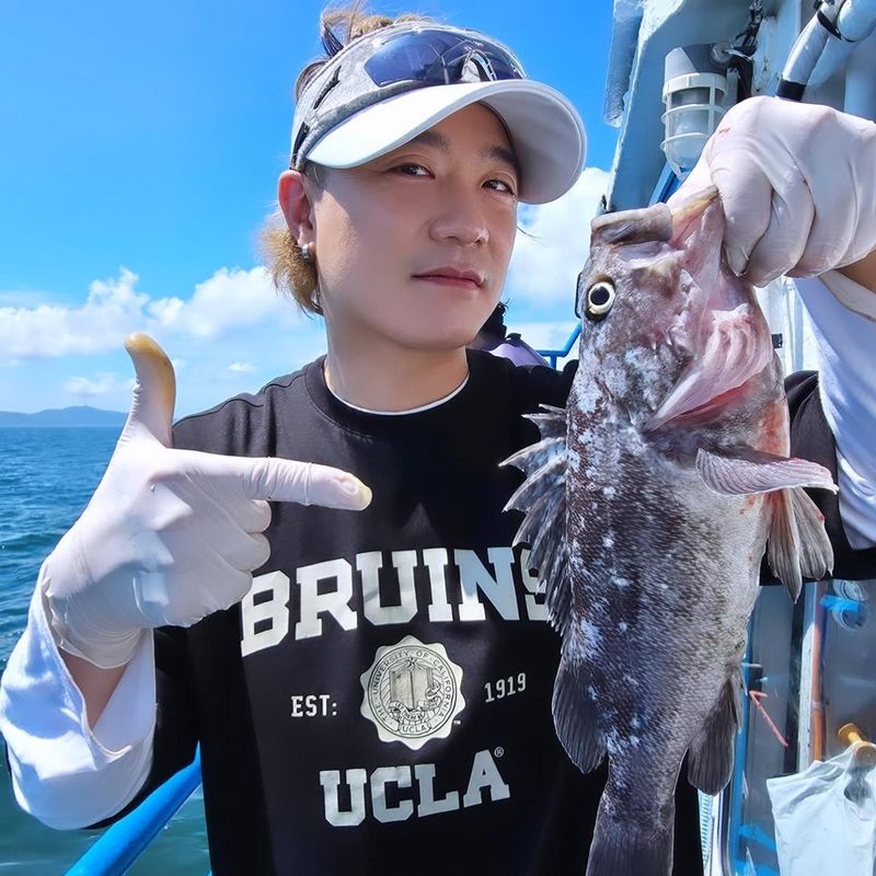 “한여름 바다 위 압도적인 한 컷”…아웃사이더, 청명한 일탈→낚시 인증 / 래퍼 아웃사이더 인스타그램