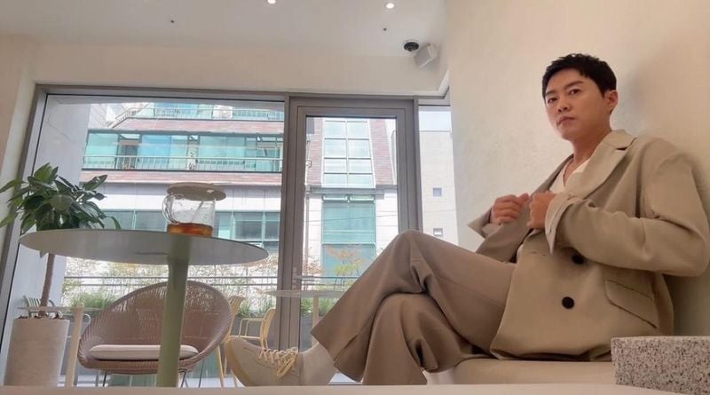 “처음의 긴장, 여유로 바뀌다”…전우성, 차분한 오후→도심 한편에 앉다 / 노을 전우성 인스타그램