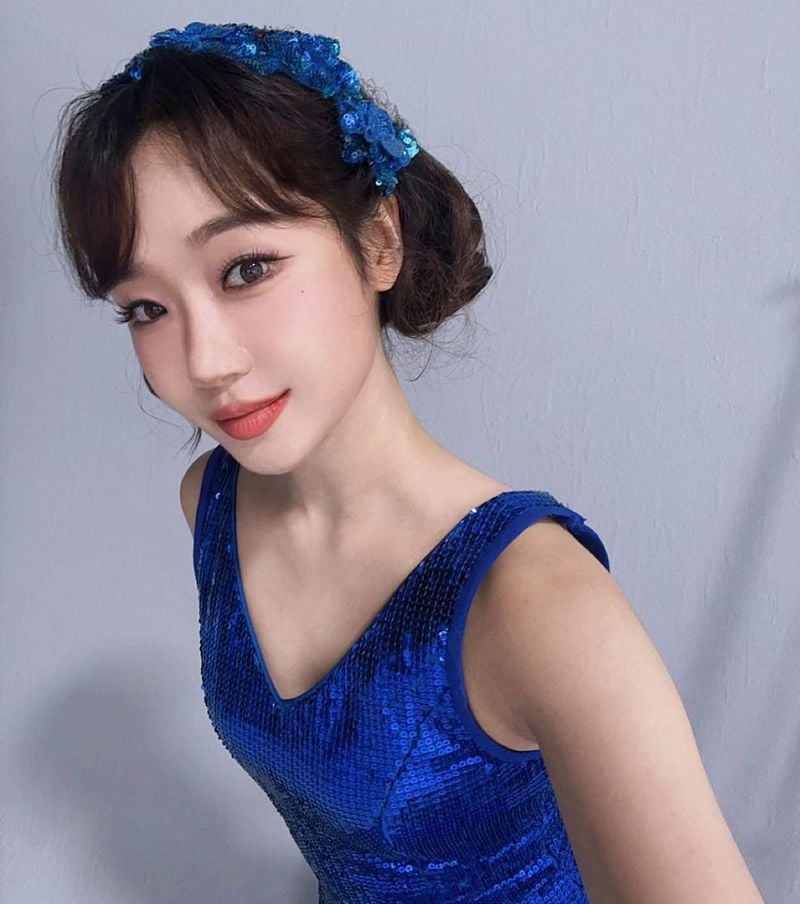 “뒤늦게 올리는 42번가의 무대”…최유정, 소녀의 청량→블루빛 존재감 / 걸그룹 위키미키 최유정 인스타그램