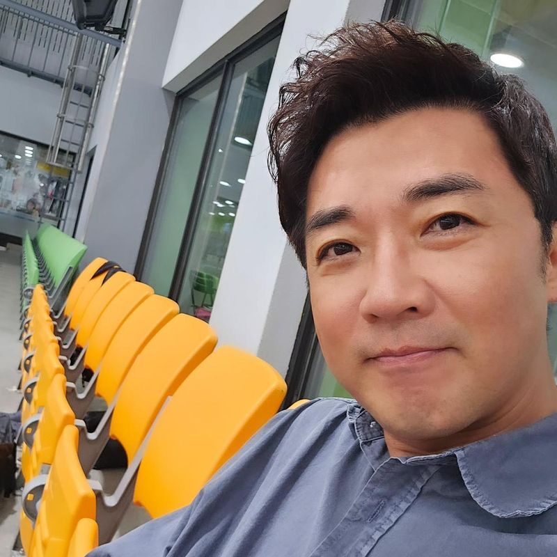 “여름 오후의 바람 소리”…안재욱, 고요한 응시→잔잔한 미소 / 배우 안재욱 인스타그램