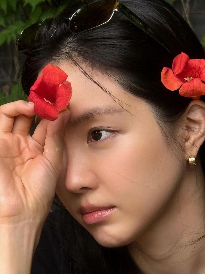 “머물고 싶은 여름 오후”…손나은, 고요한 시선→화사한 꽃잎 자화상 / 배우 손나은 인스타그램