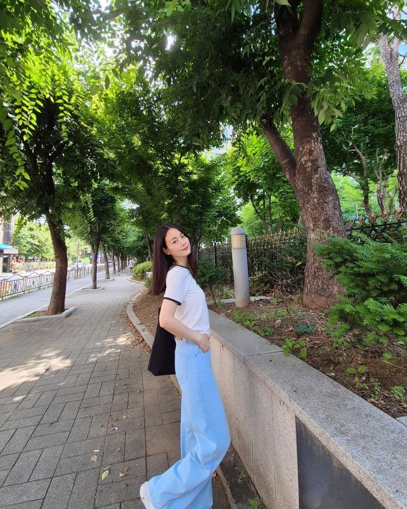 “여름 바람 따라 걷는 오후”…손여은, 싱그러운 미소→청량 산책 인증 / 배우 손여은 인스타그램