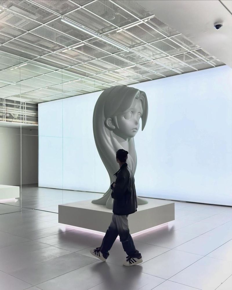 “차분한 발걸음, 조각 앞 사유”…남사랑, 현대 미술 속 자신감→관조의 여운 / 모델 남사랑 인스타그램