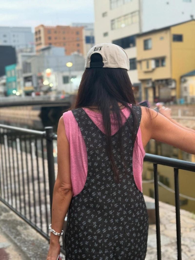 “누가 누군지 헷갈리는 순간”…황신혜, 여름 저녁 산책→청춘 감성 담은 뒷모습 / 배우 황신혜 인스타그램