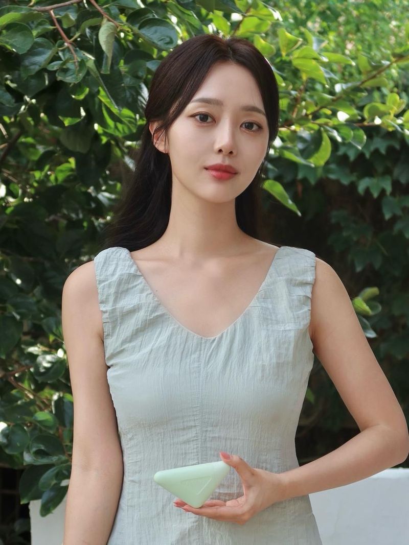 “내 손안에 머문 여름”…조서연, 프라다 그린으로→우아한 시선 압도 / 아나운서 조서연 인스타그램