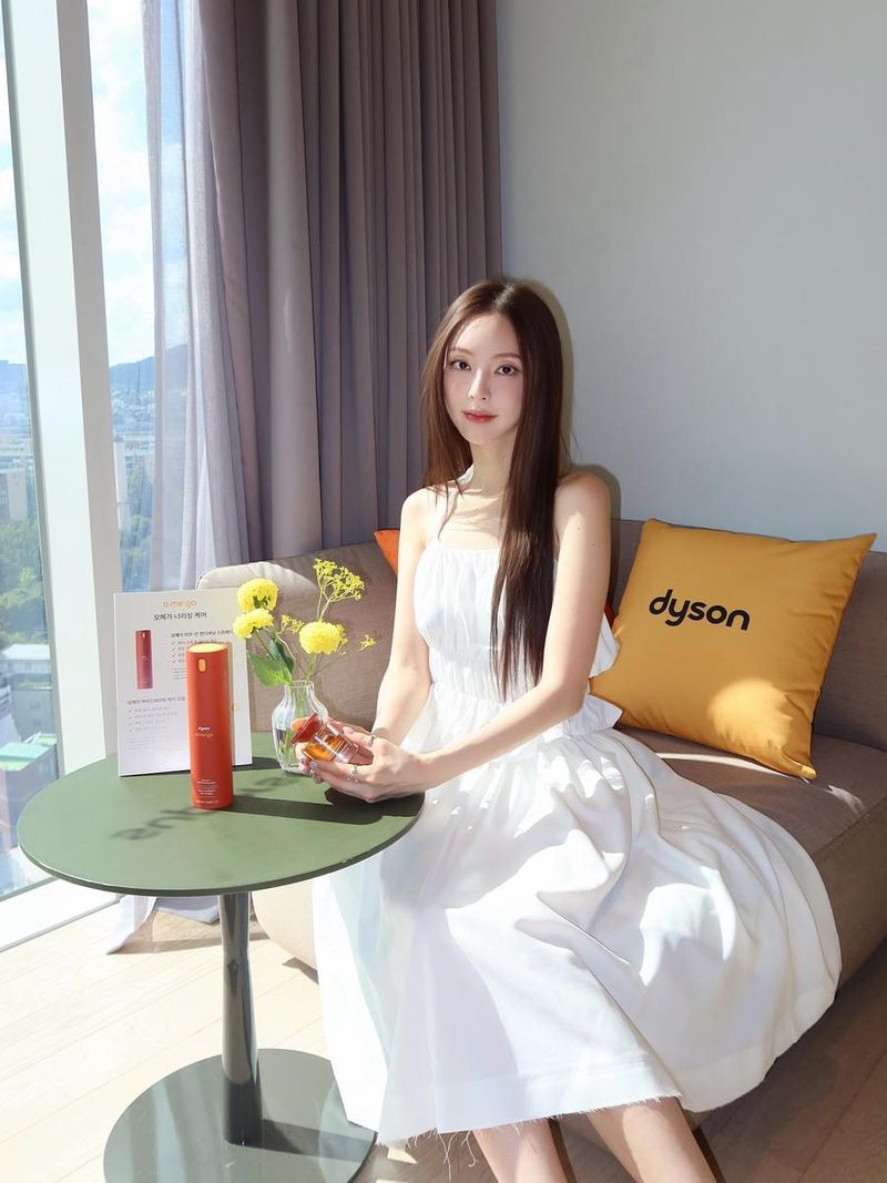 “긴 머릿결의 여름 고민”…송세라, 화이트 드레스→윤기 케어 일상 / 인플루언서 송세라 인스타그램