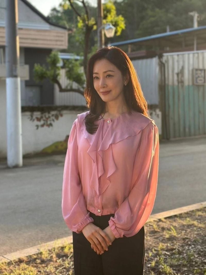 “처음 해보는 메기녀”…오나라, 석양 아래 미소→따스한 변신 / 배우 오나라 인스타그램