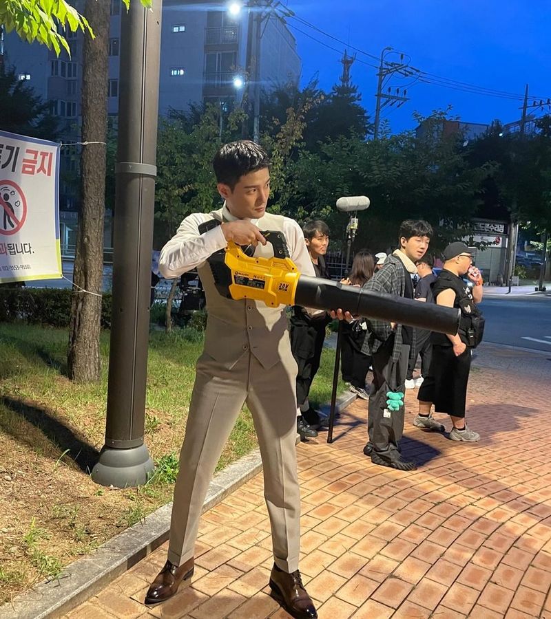 “이런거 있음 괜히 장난치고싶지”…서준영, 장난기 폭발→도심 속 유쾌 반전 / 배우 서준영 인스타그램
