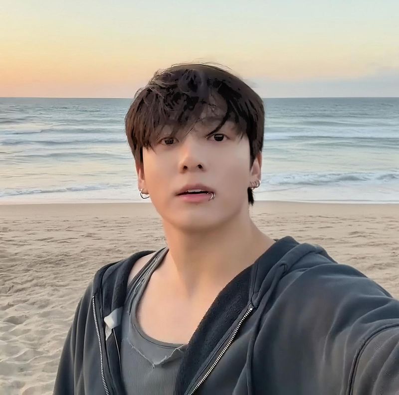 “입으면 품절”…방탄소년단 정국, ‘바다다’ 후드집업 효과로 쇼핑몰 흔들었다
